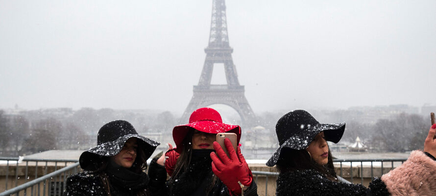 Na de hoge waterstanden in Parijs in januari 2018, hebben ze er nu te maken met zware sneeuwval. Zo zwaar dat de Eiffeltoren gesloten is