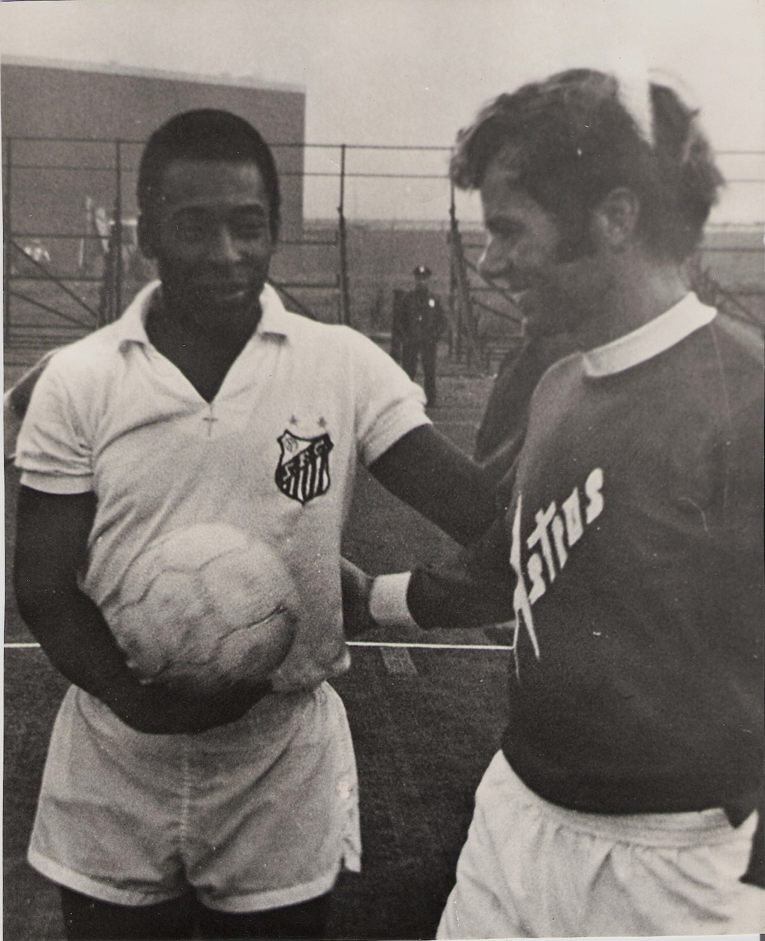 “Welke voetballer uit Nederland kan zeggen dat hij tegen Pele heeft gespeeld.”