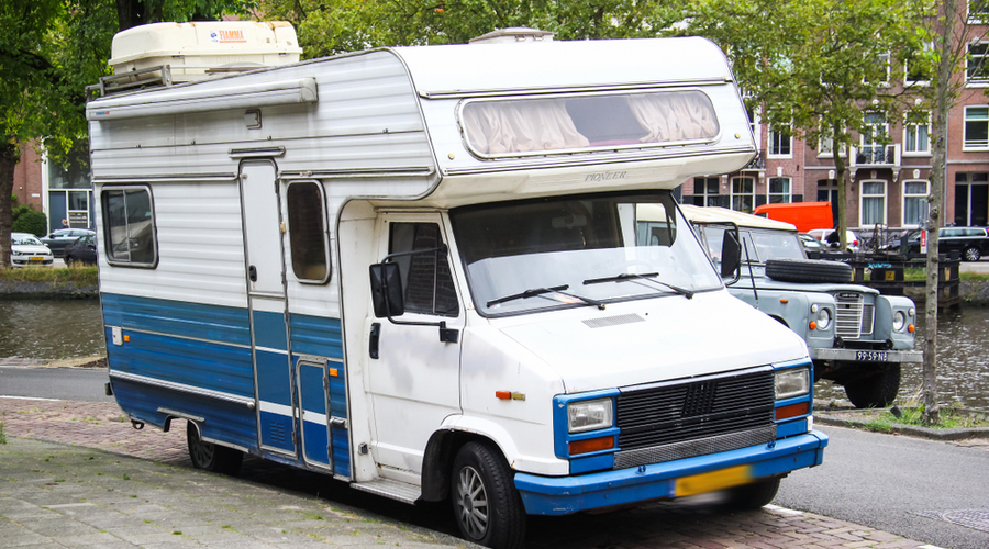 mag u een caravan of camper voor de deur parkeren max vandaag
