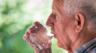 Ouderen moeten meer water drinken