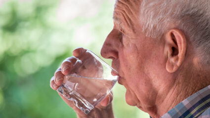 Ouderen moeten meer water drinken