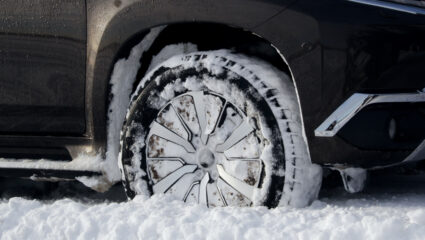 auto in de sneeuw