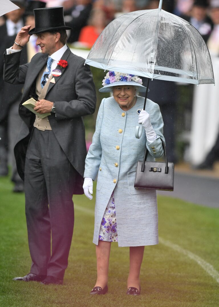 Koningin Elizabeth met een doorzichtige paraplu.