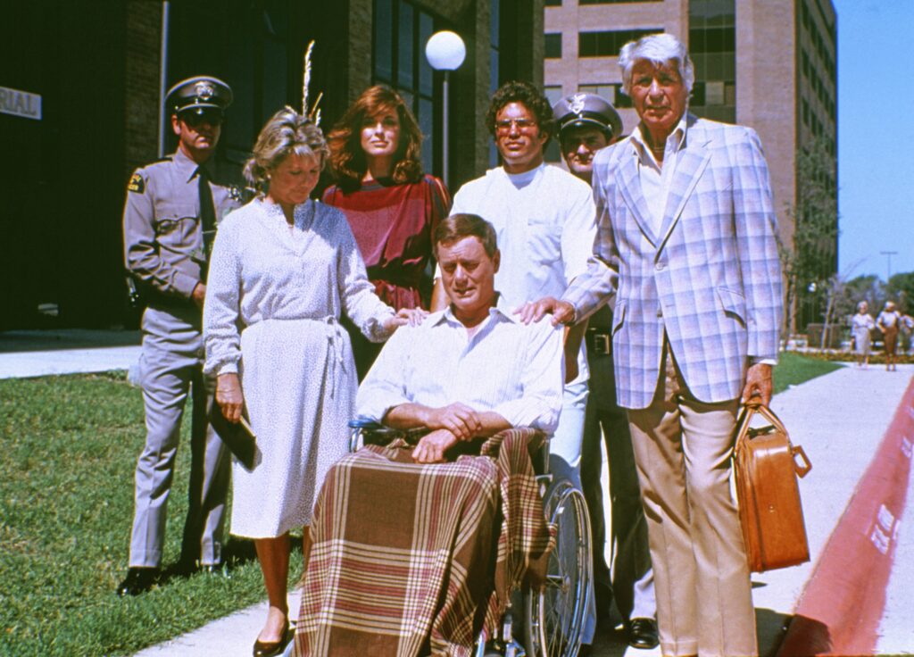 J.R. Ewing in een rolstoel