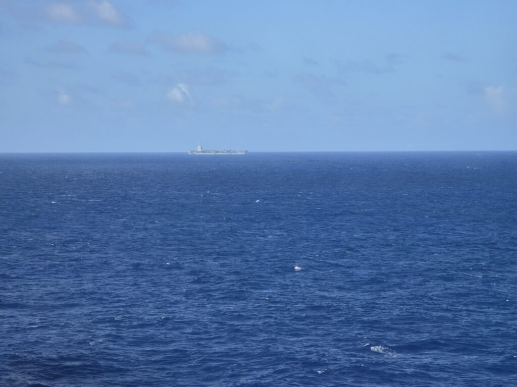 Amerikaans oorlogschip te zien vanaf ons cruise schip